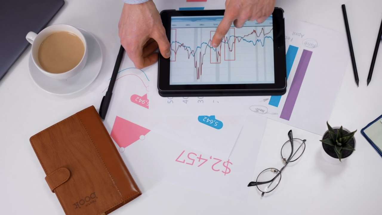 Tablet s finančními grafy a podklady